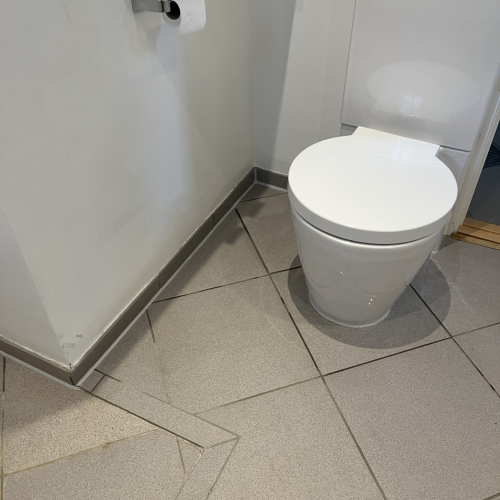 Fugning af badevaerelse i Nordsjælland med fliser omkring toilet