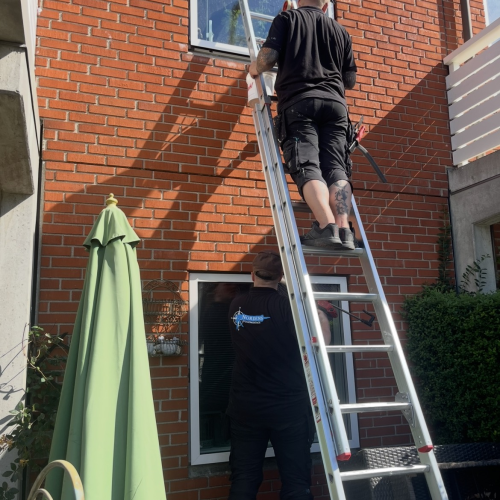 Fugemænd i Nordsjælland arbejder med udvendig fugning af vinduer