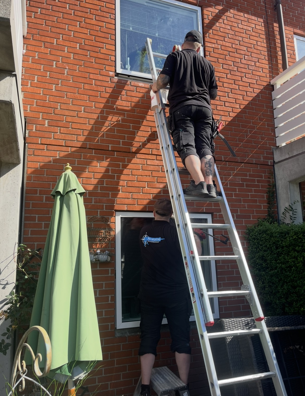 Fugemænd i Nordsjælland arbejder med udvendig fugning af vinduer